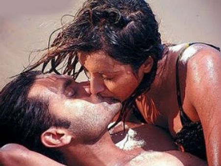 ಕನ್ನಡ ಚಿತ್ರರಂಗಕ್ಕೆ ಚಳಿ ಬಿಡಿಸಿದ ಸಂಜನಾ ಕಿಸ್ಸಿಂಗ್ ಸೀನ್