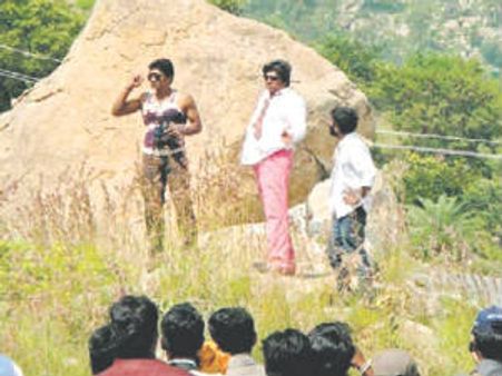 ಕೋಲಾರ ಅಂತರಗಂಗೆ ಬೆಟ್ಟದ ಮೇಲೆ ಅಣ್ಣ ಬಾಂಡ್