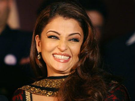 ಬುಕ್ಕಿಗಳಿಗೆ ಚಳ್ಳೆಹಣ್ಣು ತಿನ್ನಿಸಿದ ಐಶ್ವರ್ಯ ರೈ ಬೇಬಿ!