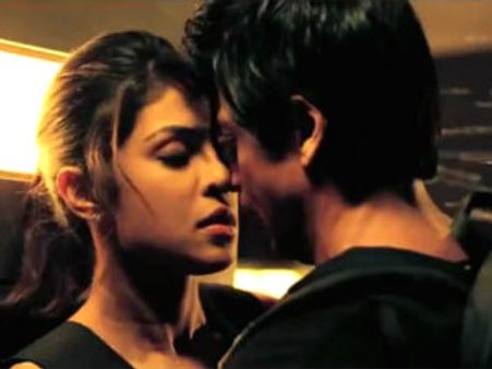 ಒಂದೇ ದಿನದಲ್ಲಿ ರು.15 ಕೋಟಿ ಬಾಚಿದ 'ಡಾನ್ 2'