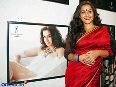 ಬಾತ್ ಟಬ್ ನಲ್ಲಿ ವಿದ್ಯಾ, ಅರೆಬೆತ್ತಲೆ ಕ್ಯಾಲೆಂಡರ್