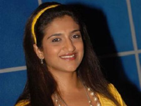 ಪೋಸ್ಟರ್ ಫೋಟೋ ವಿವಾದ: ರಿಷಿಕಾ ಸಿಂಗ್ ಬಯೋಡಾಟ