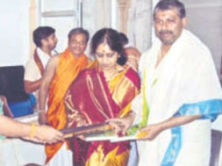 ಮಂತ್ರಾಲಯಕ್ಕೆ ರಾಘವೇಂದ್ರ ವೈಭವ ನಿರ್ಮಾಪಕರು