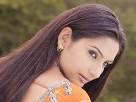 ಮುಖ್ಯಮಂತ್ರಿಗೇ ಬೆನ್ನು ತೋರಿಸಿದ ರಾಗಿಣಿ ದ್ವಿವೇದಿ