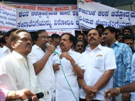 ಚಿತ್ರೋದ್ಯಮ 'ಬಂದ್'ನಲ್ಲಿ ಒಗ್ಗಟ್ಟಿನ ಮೆರವಣಿಗೆ