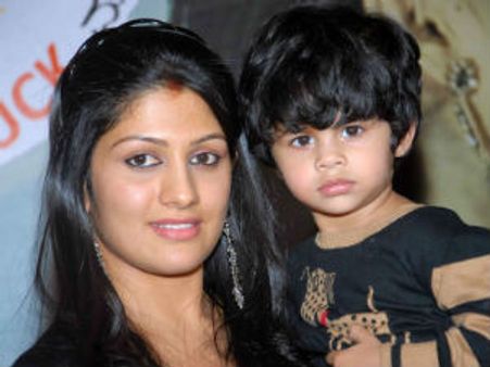 ರಾಧಿಕಾ ಗೈರುಹಾಜರಿಯಲ್ಲಿ 'ಲಕ್ಕಿ' ಚಿತ್ರದ ಸಂಭ್ರಮ