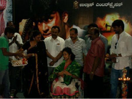 ದರ್ಶನ್ ಬರಲಿಲ್ಲ; ವಿಜಯಲಕ್ಷ್ಮಿಗೆ ಮಾಲಾರ್ಪಣೆ