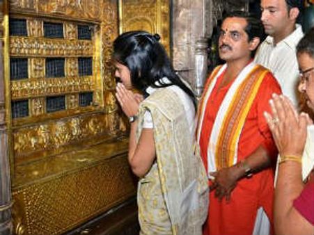 ಗೋಪಿಕಾ ಮಾನಸ ಚೋರನಿಗೆ ರಮ್ಯಾ ಹೂಮಾಲೆ ಸೇವೆ