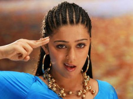 ಬೆಲೆವೆಣ್ಣಾದ ಗ್ಲಾಮರ್ ಗೊಂಬೆ ಚಾರ್ಮಿ ಕೌರ್