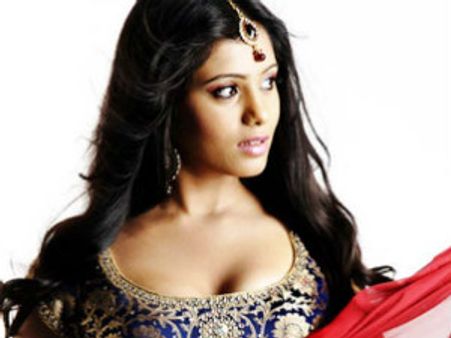 'ಜಯಮ್ಮನ ಮಗ'ನ ಕೈಹಿಡಿದ ತಾರೆ ದೀಪಾ ಸನ್ನಿಧಿ