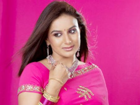 ಬೆತ್ತಲೆ ಬೆನ್ನು ಪ್ರದರ್ಶನದ ಪೂಜಾ ಗಾಂಧಿಗೆ ಅದೃಷ್ಟ