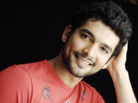 ಥಿಯೇಟರ್ ಮುಂದೆ ಬಲೂನಿನಲ್ಲಿ ದಿಗಂತ್ ಹಾರಾಟ