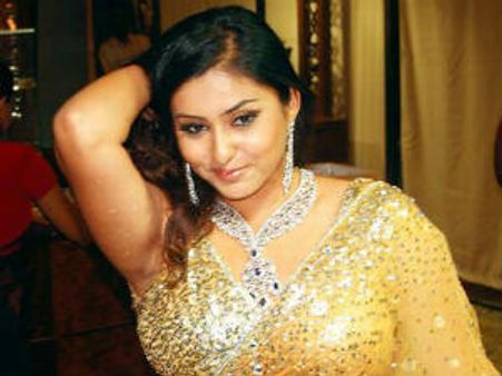 ತಿರುಪತಿ ಗಿರಿವಾಸನ ದರ್ಶನ ಭಾಗ್ಯ ಪಡೆದ ನಮಿತಾ