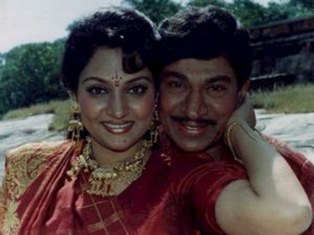 ನ್ಯೂಜೆರ್ಸಿಯಲ್ಲಿ ತಾಳೆ ಹೂವ ಪೊದೆಯಿಂದ ಮಾಧವಿ