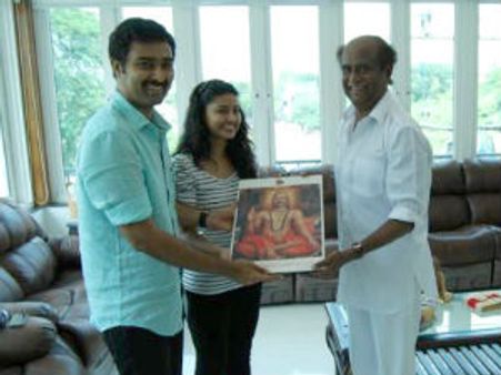 ನೂತನ ದಂಪತಿಗಳಿಗೆ ರಾಯರ ಪಟ ಕೊಟ್ಟ ರಜನಿ