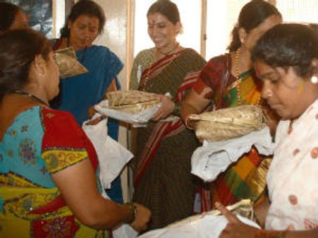 ಮಹಿಳೆಯರಿಗೆ ಬಾಗಿನ ನೀಡಿದ 'ಭಾಗೀರತಿ' ಭಾವನಾ