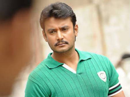 ತುಮಕೂರಿನಲ್ಲಿ ದರ್ಶನ್ ಅಭಿಮಾನಿಗಳಿಗೆ ಲಾಠಿ ಪ್ರಹಾರ