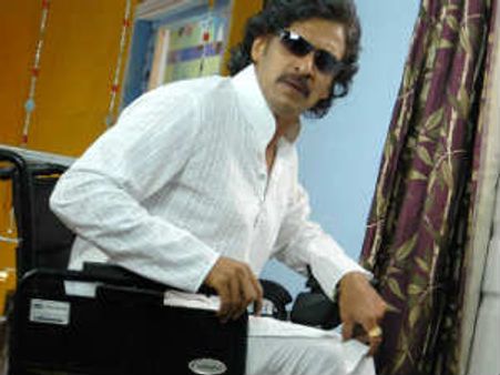 ಗಾಡ್ ಫಾದರ್ ಗಾಲಿಕುರ್ಚಿ ಅಂಗವಿಕಲನಿಗೆ ದಾನ