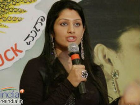 ಮತ್ತೆ ಬಣ್ಣ ಹಚ್ಚಲಿರುವ ರಾಧಿಕಾ ವಿಧಿಸಿದ ಷರತ್ತೇನು?