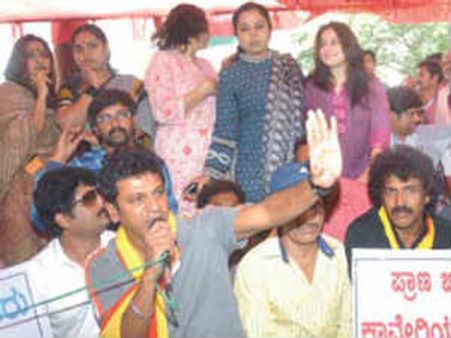 ಪ್ರಾಣ ಬಿಟ್ಟೇವು ಕಾವೇರಿ ನೀರು ಬಿಡಲ್ಲ, ತಾರೆಗಳು