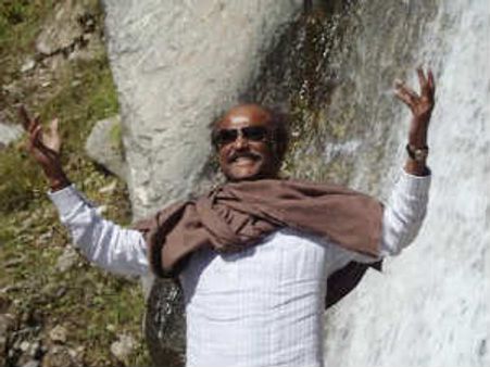 ಮಂತ್ರಾಲಯಕ್ಕೆ ರಜನಿಕಾಂತ್ ರು.10 ಕೋಟಿ ದಾನ