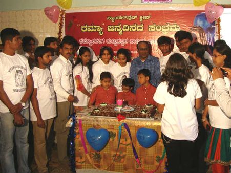 ರಮ್ಯಾ ಜನ್ಮದಿನ ಕೇಕ್ ಕತ್ತರಿಸಿ ಸಂಭ್ರಮಿಸಿದ ಅಂಧರು