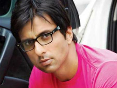 ಖಳನಟ ಸೋನು ಸೂದ್ ಮನೆಗೆ ಐಟಿ ಅಧಿಕಾರಿಗಳು