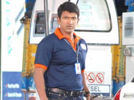 ಮೈಸೂರಿನಲ್ಲಿ ಪುನೀತ್ ಅಭಿಮಾನಿಗಳಿಗೆ ಲಾಠಿ ಏಟು