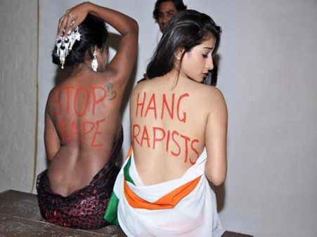 ಗ್ಯಾಂಗ್ ರೇಪ್ ವಿರುದ್ಧ ಅರೆನಗ್ನ ಪ್ರತಿಭಟನೆ...!