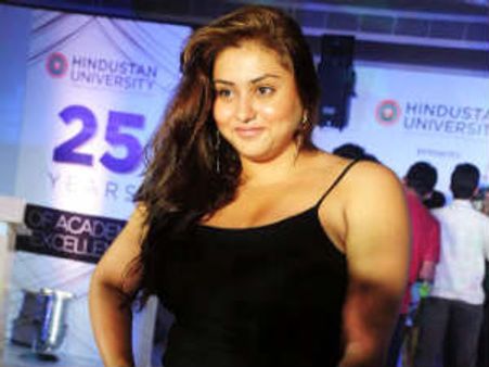 ಮುಳಬಾಗಿಲಿನಲ್ಲಿ ಮೈಮರೆಸಿದ ನಮಿತಾ ಡಾನ್ಸ್