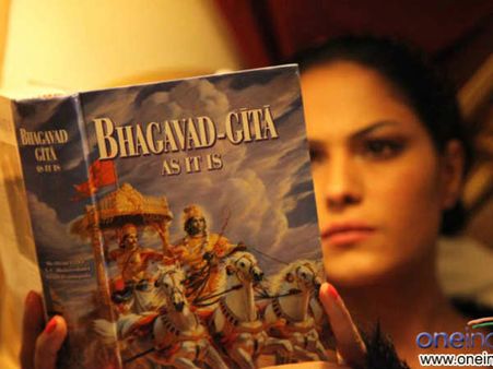 ತಾರೆ ವೀಣಾ ಮಲಿಕ್ ಬೆಡ್ ರೂಮಲ್ಲಿ ಭಗವದ್ಗೀತೆ