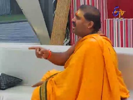 ಹೆಂಗಸರು ನನ್ನ ವಸ್ತುಗಳನ್ನು ಮುಟ್ಟುವಂತಿಲ್ಲ, ಶರ್ಮಾ