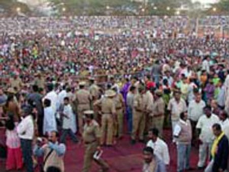 ಉತ್ಸಾಹದಿಂದ ಹುಚ್ಚಾದ ಜನತೆ ; ಬರದ ಊರಲ್ಲಿ ಸಿನಿಮಾ ತಂಪು!