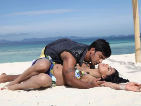 ಸಿಲ್ಕ್ ಅಶ್ಲೀಲ ಪೋಸ್ಟರ್ ಗಳ ವಿರುದ್ಧ ದೂರು ದಾಖಲು