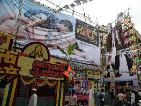 ಪಡ್ಡೆಗಳಿಗೆ ಶಾಕ್:ಸಿಲ್ಕ್ ಚಿತ್ರ ಪ್ರಸಾರಕ್ಕೆ ಕೋರ್ಟ್ ತಡೆ