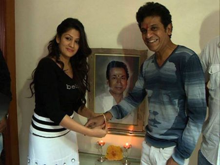 ಶಿವಣ್ಣನ ಕಾಲಿಗೆ ಎರಗಿ ಆಶೀರ್ವಾದ ಪಡೆದ ರಾಧಿಕಾ