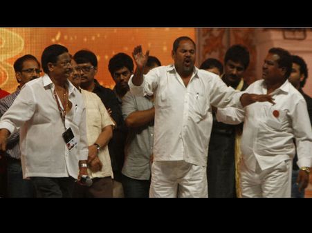 ಸಿನಿಮಾ 100: ವೇದಿಕೆಯಲ್ಲೇ ಆಯೋಜಕರನ್ನು ಬೆಂಡೆತ್ತಿದ ನಿರ್ದೇಶಕ