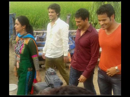 ತವರಿನಲ್ಲಿ ಮಲ್ಲಿಕಾ ಶೆರಾವತ್ ಮೇಲೆ ಮುಗಿಬಿದ್ದ ಜನ