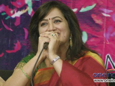 ಪೈಸಾಗಾಗಿ ಚಿತ್ರ ಮಾಡುತ್ತಿರುವ ಸುಮಲತಾ ಅಂಬರೀಶ್