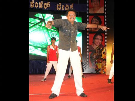 ನಟ ವಿನೋದ್ ರಾಜ್ ಕಾರು ಡಿಕ್ಕಿ; ಇಬ್ಬರು ಗಂಭೀರ