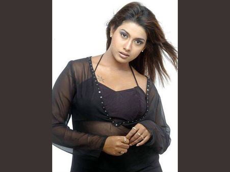 'ನೆಟ್ಟಗೆ ನಡೆಯಕ್ಕೆ ಬರಲ್ಲ ರಕ್ಷಿತಾಗೇಕೆ ರಾಜಕೀಯ?'