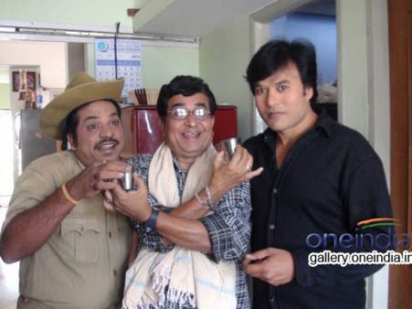 ಹಾಸ್ಯದ ಹೊನಲುಬೆಳಕು 'ಹೆಂಡತಿ ಪ್ರಾಣ ಹಿಂಡುತಿ'