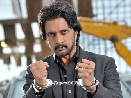 ನಟ ಕಿಚ್ಚ ಸುದೀಪ್ ಕೈಗೆ ಕೋಳ ಯಾಕೆ ಬಿತ್ತೋ?