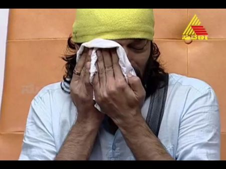 ಬಿಗ್ ಬಾಸ್ ಮುಂದೆ ಗಳಗಳ ಕಣ್ಣೀರಿಟ್ಟ ಗುರು ಪ್ರಸಾದ್