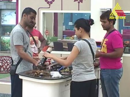 ಗುರುಪ್ರಸಾಸ್ ಮೇಲೆ ಕೈಮಾಡಿದ ಅಕುಲ್ ಬಾಲಾಜಿ!