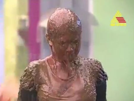 ಬಿಗ್ ಬಾಸ್ ಮನೆಯಲ್ಲಿ ದೀಪಿಕಾಗೆ ಸಗಣಿ ಸ್ನಾನ