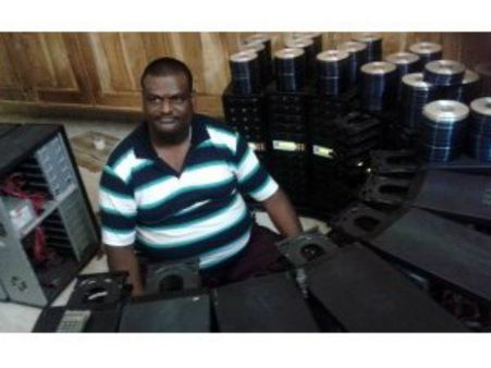 ಇಪ್ಪತ್ನಾಲ್ಕು ಗಂಟೆಗಳಲ್ಲೇ ರಜನಿ 'ಲಿಂಗಾ' ನಕಲಿ ಸಿಡಿಗಳು!