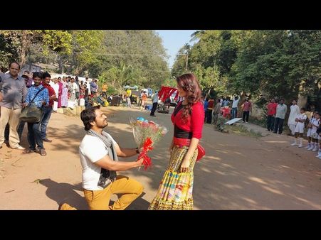 ರಾಧಿಕಾಗೆ ರೋಡಲ್ಲೇ ಹೂ ಕೊಟ್ಟ ವಿಜಯ್ ರಾಘವೇಂದ್ರ