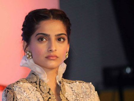 ಬಾಲಿವುಡ್ ನಟಿ ಸೋನಂ ಕಪೂರ್ ಗೆ ಹಂದಿ ಜ್ವರ