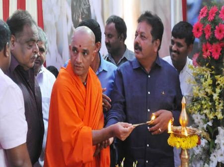 ಚಿತ್ರದ ಮಹೂರ್ತದಲ್ಲಿ ಒಂದಾದ ಶಿವಣ್ಣ, ಯಶ್, ದರ್ಶನ್